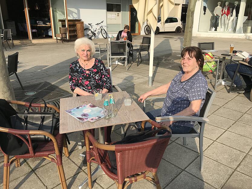 Nochmal gemeinsam ausgehen: Sieglinde Birkmeyer (l.) und Marga Schosser de Mirer genießen im Restaurant Wilma Wunder am Hafenmarkt ihre vorläufig letzte gemeinsame Limo. Nochmal gemeinsam ausgehen: Sieglinde Birkmeyer (l.) und Marga Schosser de Mirer genießen im Restaurant Wilma Wunder am Hafenmarkt ihre vorläufig letzte gemeinsame Limo.