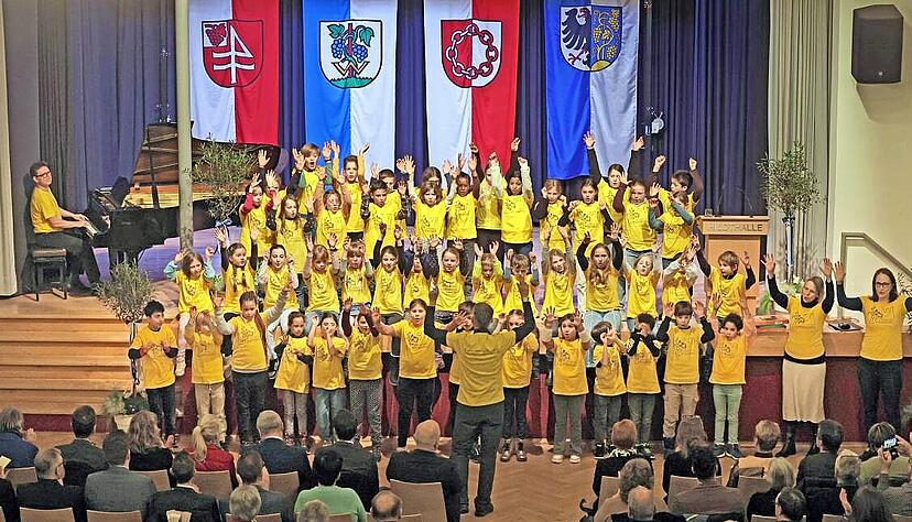 Nicht nur mit ihren Stimmen, sondern auch mit vollem K&ouml;rpereinsatz bringen die Jungen und M&auml;dchen des Grundschulchors Leben in die Hildthalle.