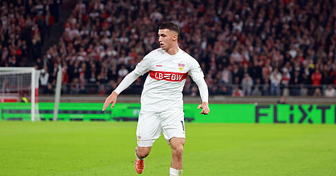 Bilal El Khannouss sitzt gegen den FC Basel beim VfB Stuttgart zunächst auf der Bank. Für ihn beginnt Tiago Tomas im offensiven Mittelfeld.