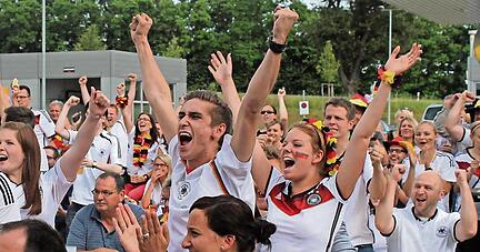 Ausgelassene Stimmung: Die Fußballfans, die bei EDi in Öhringen die Partie Deutschland gegen Portugal verfolgen, jubeln. Mit rund 300 Besuchern ist die Veranstaltung das größte Public Viewing in Öhringen.Foto: Juliane Renk
