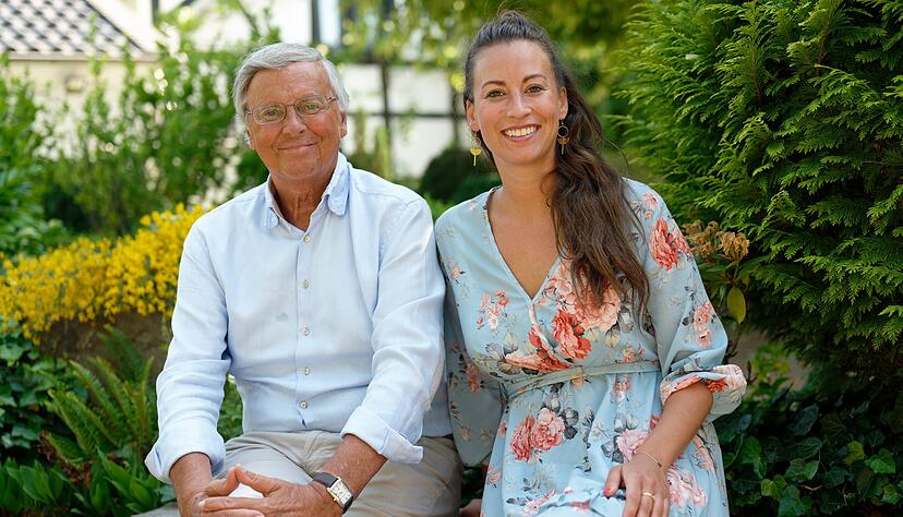 Caroline Bosbach sitzt neben ihrem Vater Wolfgang, kurz vor dessen 70. Geburtstag im Juni 2022. Nun will sie für den Bundestag kandidieren. Caroline Bosbach sitzt neben ihrem Vater Wolfgang, kurz vor dessen 70. Geburtstag im Juni 2022. Nun will sie für den Bundestag kandidieren.
