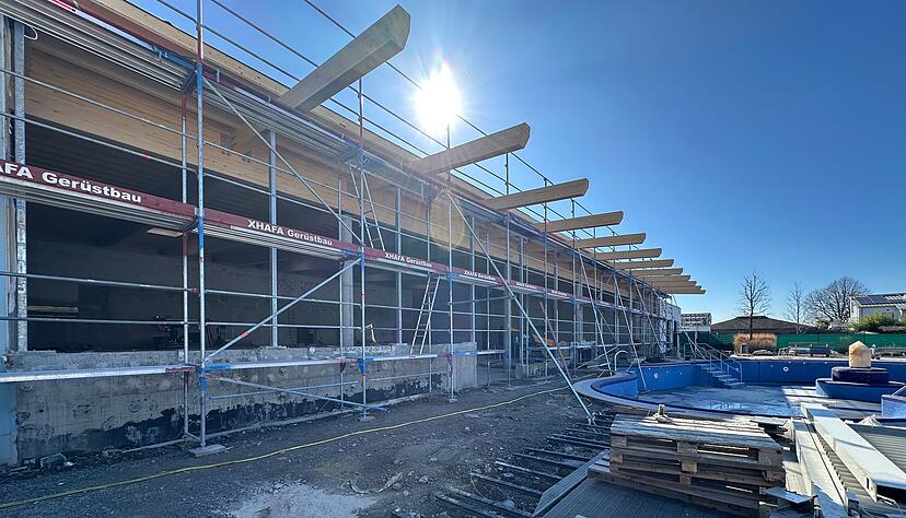 Aktuell laufen unter anderem Fliesenarbeiten, Innenausbau und technische Installation parallel. Als n&auml;chster gr&ouml;&szlig;erer Schritt steht die Montage der Glasfassade an, mit der der Baufortschritt auch von au&szlig;en deutlich sichtbar wird.