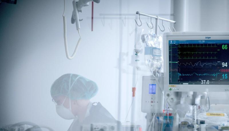Das Institut der deutschen Wirtschaft erwartet, dass der Bedarf an Pflegekräften bis 2035 auf insgesamt knapp 500.000 ansteigt.