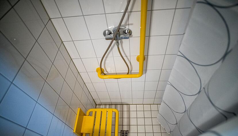 Ein klappbarer Sitz kann &auml;lteren Menschen helfen, bequemer zu duschen.