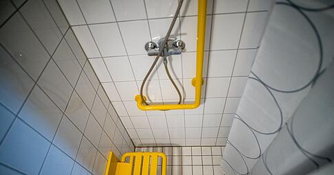 Ein klappbarer Sitz kann &auml;lteren Menschen helfen, bequemer zu duschen.