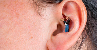 Wer schlecht h&ouml;rt, dem fehlt ein St&uuml;ck Lebensqualit&auml;t. Auch das Risiko kognitiver Einschr&auml;nkungen kann verst&auml;rkt werden.