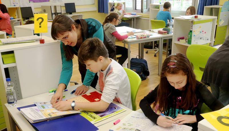 Individuelles Lernen: Wer eine Frage hat, stellt ein Fragezeichen auf seinen Rollschrank. Dann kommt Klassenlehrerin Annerose Müller und hilft.
Fotos: Guido Sawatzki Individuelles Lernen: Wer eine Frage hat, stellt ein Fragezeichen auf seinen Rollschrank. Dann kommt Klassenlehrerin Annerose Müller und hilft.
Fotos: Guido Sawatzki