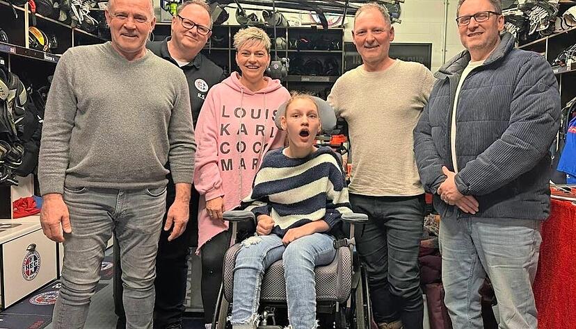 Lotte Herms (Mitte) mit ihren Eltern Susen und Sven und den Funktionären der HEC Eisbären. Am 1. Februar findet ein Benefizspiel statt, der Erlös kommt der Familie zugute. Lotte Herms (Mitte) mit ihren Eltern Susen und Sven und den Funktionären der HEC Eisbären. Am 1. Februar findet ein Benefizspiel statt, der Erlös kommt der Familie zugute.