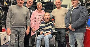 Lotte Herms (Mitte) mit ihren Eltern Susen und Sven und den Funktion&auml;ren der  HEC Eisb&auml;ren. Am 1. Februar findet ein Benefizspiel statt, der Erl&ouml;s kommt der Familie zugute.