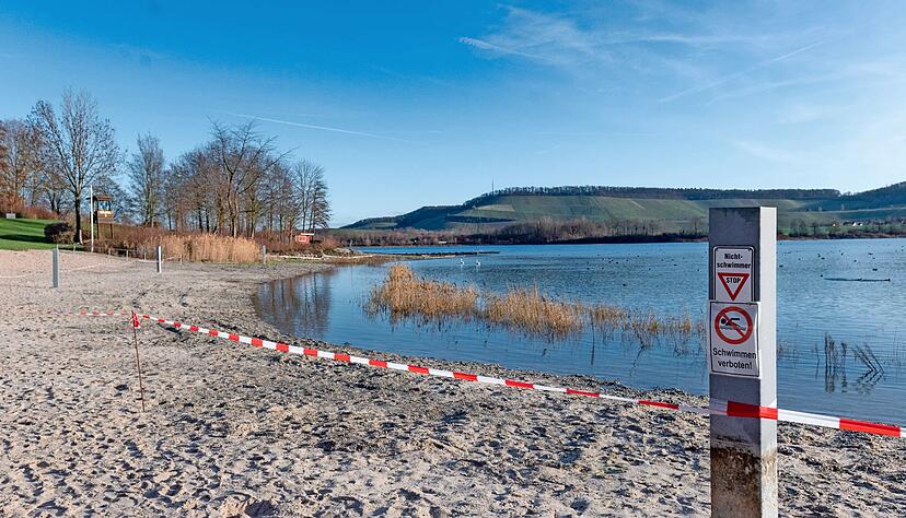 An der Uferkante ist es deutlich zu erkennen: Es fehlt noch einiges an Inhalt zum normalen Pegelstand des Breitenauer Sees.
Foto:: Mario Berger