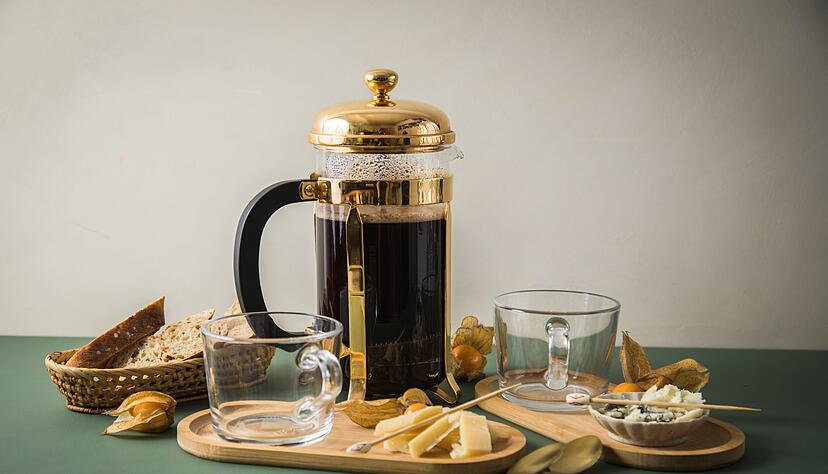 Starker Kaffee harmoniert vor allem mit kräftigen Käsesorten. So betont ein mittelstark gerösteter Arabica mit Schokoaroma und einem vollmundigen Gefühl am Gaumen herzhaften Gruyère oder Blauschimmelkäse.