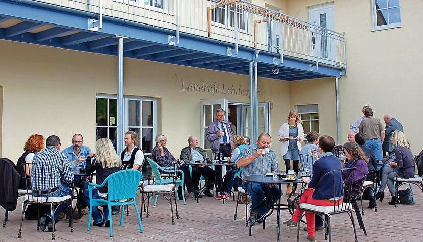 Bei der offiziellen Einweihung herrschte volles Haus im Café Leinberger. Jetzt hoffen die Betreiber, dass es auch danach so gut angenommen wird.Foto: Stefanie Pfäffle Bei der offiziellen Einweihung herrschte volles Haus im Café Leinberger. Jetzt hoffen die Betreiber, dass es auch danach so gut angenommen wird.Foto: Stefanie Pfäffle