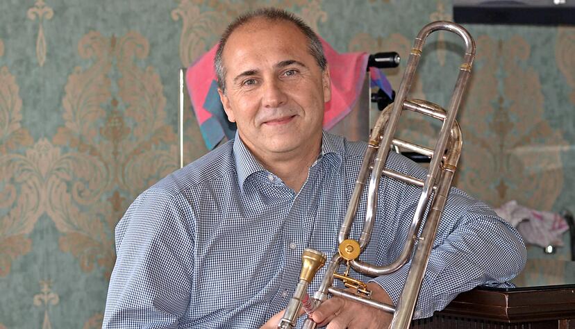 Michael Ferdinand, Zugposaunist und Bandleader bei der Leingartener Combination Big Band, in seiner "Represso" Bar.
Foto: Josef Staudinger Michael Ferdinand, Zugposaunist und Bandleader bei der Leingartener Combination Big Band, in seiner "Represso" Bar.
Foto: Josef Staudinger