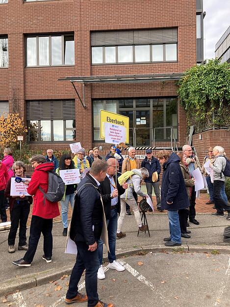 Bürgermeister, Landräte, Landesminister und Oppositionspolitiker hatten von der Landesregierung gefordert, die Pläne zu stoppen.