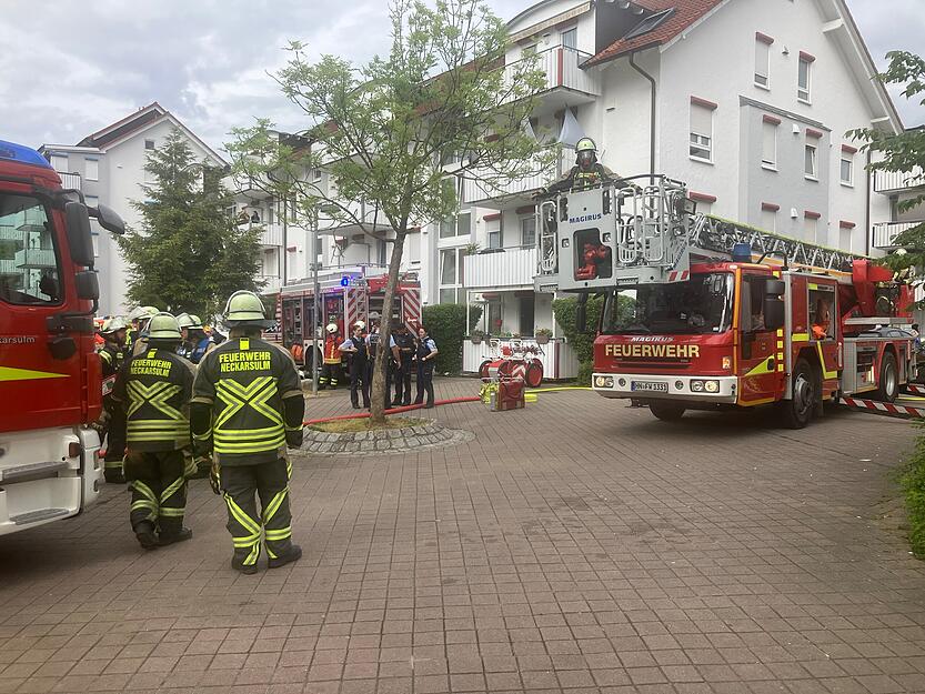 Ein Kellerbrand in einem Mehrfamilienhaus in Bad Friedrichshall-Plattenwald sorgt nicht nur für einen großen Feuerwehreinsatz. Das Gebäude muss am Montag auch evakuiert werden.