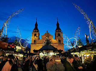 Einzigartige Lichterdekorationen schaffen eine zauberhafte Atmosphäre auf dem barocken Marktplatz in Ludwigsburg.
