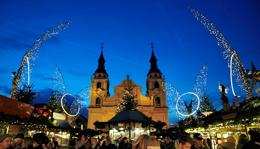 Einzigartige Lichterdekorationen schaffen eine zauberhafte Atmosph&auml;re auf dem barocken Marktplatz in Ludwigsburg.