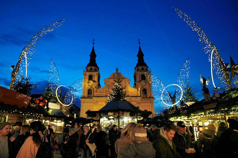 Einzigartige Lichterdekorationen schaffen eine zauberhafte Atmosphäre auf dem barocken Marktplatz in Ludwigsburg. Einzigartige Lichterdekorationen schaffen eine zauberhafte Atmosphäre auf dem barocken Marktplatz in Ludwigsburg.