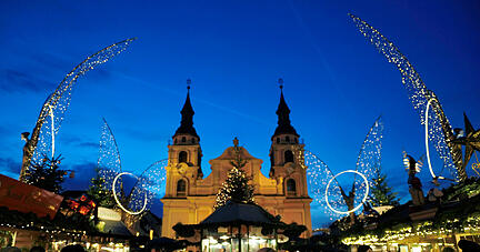 Einzigartige Lichterdekorationen schaffen eine zauberhafte Atmosph&auml;re auf dem barocken Marktplatz in Ludwigsburg.