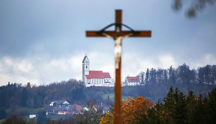 Die Wallfahrtskirche liegt auf dem Bussen. (Symbolbild)