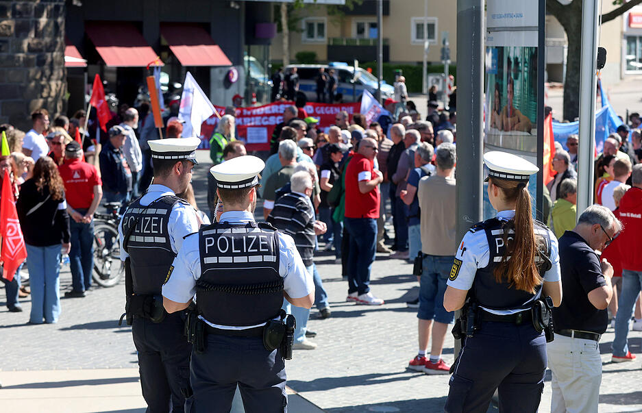 Die Polizei begleitete die Mai-Demo und sicherte den Verlauf der Strecke ab.