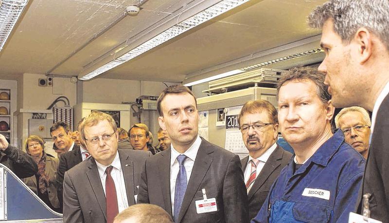 Standort-Chef Josef Köcher (von rechts) und Versuchsingenieur Vladimir Kuhn erklären Landesminister Nils Schmid den Testablauf. Standort-Chef Josef Köcher (von rechts) und Versuchsingenieur Vladimir Kuhn erklären Landesminister Nils Schmid den Testablauf.