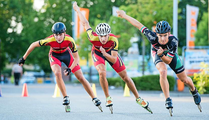 Im Gleichschritt (von links): Luca Berti, Patrick Reuter und Fabian Dieterle &minus; Trainer Bernd Rumpus (ganz links) ist mit dem Trio zufrieden.
Fotos: Mario Berger/Ralf Berti