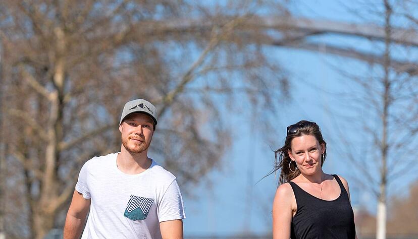 Spazieren, Radfahren oder Skaten wie es am Neckarbogen Marian und Jenny tun, ist corona-konform und macht auf den autofreien Wegen im Stadtgebiet Spa&szlig;.
