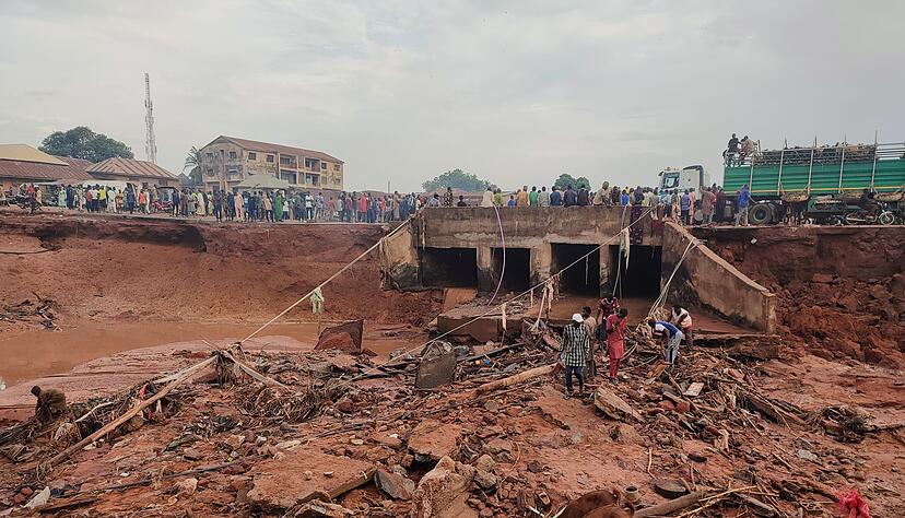 Menschen suchen in Mokwa noch Opfern der durch stundenlangen Regen ausgel&ouml;sten Flut.