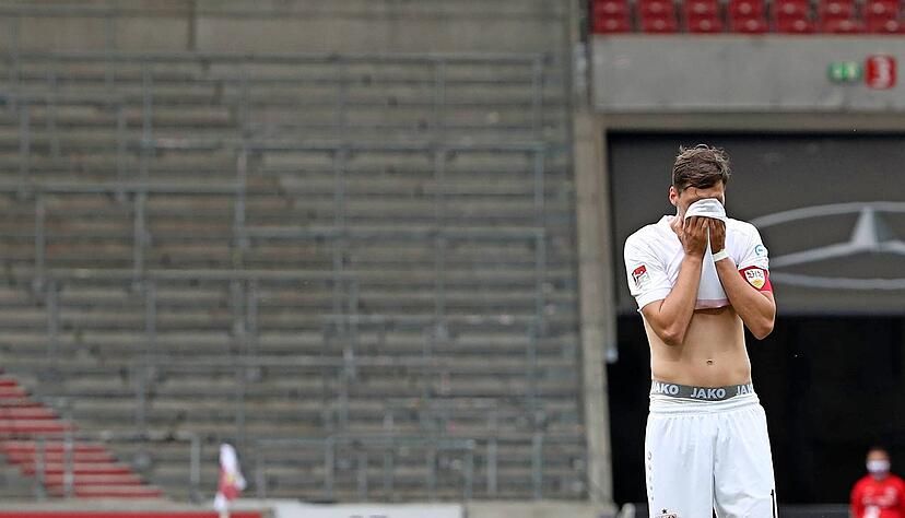 Bloß nicht hingucken: Da sind jetzt keine Fans mehr auf den Tribünen der Stuttgarter Mercedes-Benz-Arena.
Fotos: dpa Bloß nicht hingucken: Da sind jetzt keine Fans mehr auf den Tribünen der Stuttgarter Mercedes-Benz-Arena.
Fotos: dpa