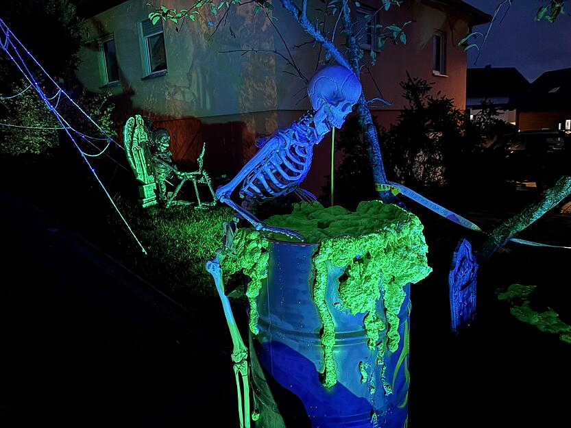 Grüne, leuchtende Flüssigkeit sorgt für Gänsehautstimmung im Horror-Garten von Neudenau. Grüne, leuchtende Flüssigkeit sorgt für Gänsehautstimmung im Horror-Garten von Neudenau.