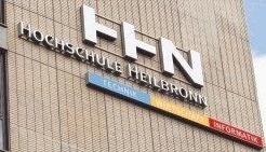 Acht Meter breit, zwei Meter hoch: Mit diesem Logo sichert sich die Hochschule Heilbronn mit ihren 4500 Studenten die nötige optische Aufmerksamkeit.