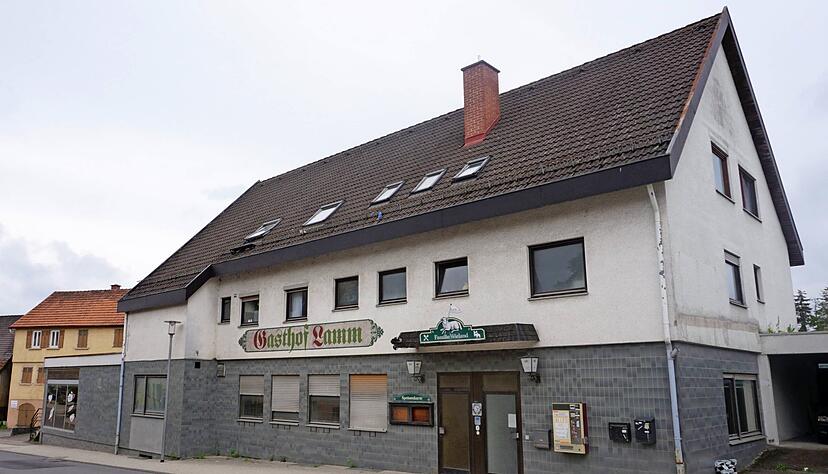 Im Erdgeschoss des ehemaligen Gasthofs Lamm wird die Gemeinde Wüstenrot zehn Einzelzimmer und Gemeinschaftsräume für Flüchtlinge einbauen.
Foto: Gustav Döttling Im Erdgeschoss des ehemaligen Gasthofs Lamm wird die Gemeinde Wüstenrot zehn Einzelzimmer und Gemeinschaftsräume für Flüchtlinge einbauen.
Foto: Gustav Döttling