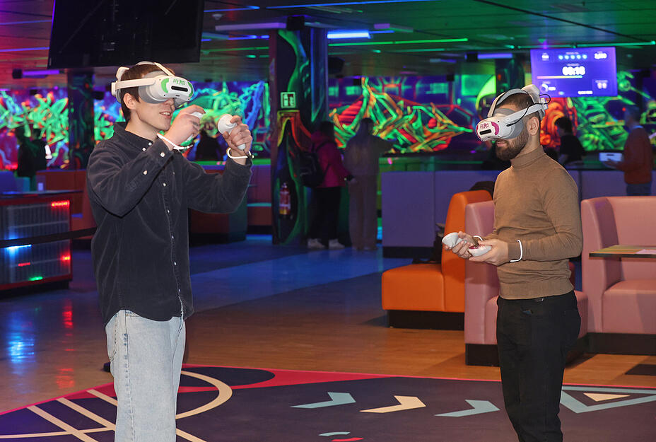 Schwarzlicht und LED-Beleuchtung bestimmten die Atmosphäre bei der Eröffnung. Schwarzlicht und LED-Beleuchtung bestimmten die Atmosphäre bei der Eröffnung.