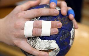 Der gesunde Finger st&uuml;tzt beim Buddy-Tape den verletzten ab. Foto: Veigel