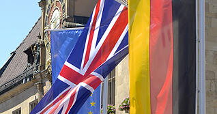 Am Heilbronner Marktplatz weht hier neben der deutschen und der europäischen auch die Flagge des Vereinigten Königreichs. Foto: Archiv/Berger Am Heilbronner Marktplatz weht hier neben der deutschen und der europäischen auch die Flagge des Vereinigten Königreichs. Foto: Archiv/Berger