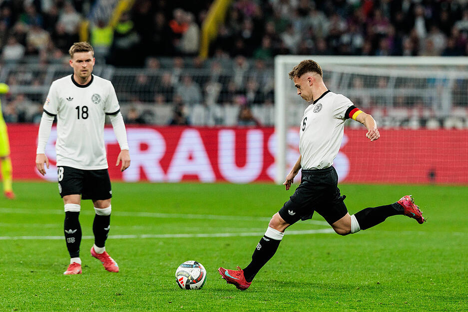 Joshua Kimmich: Vorlagengeber im Hinspiel, nun übernahm der Kapitän beim Elfer zum 1:0 die verantwortung. Die Freude darüber musste lautstark herausgeschrien werden. Aber Vorlagen kann er auch. Sein Chip vorm 3:0 landete auf dem Kopf von Kleindienst. Den perfekten Fußballabend ruinierte sich Kimmich mit dem Patzer, der Moise Kean das 1:3 ermöglichte. Note 1,5
