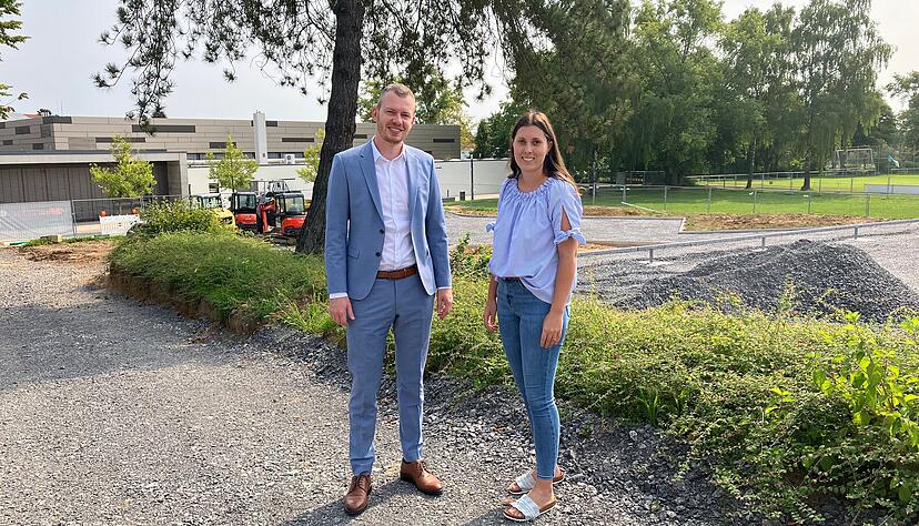 Steffen Braun und Theresa Gropp sind zuversichtlich, dass der dritte Bauabschnitt der Grünen Ortsmitte bis Oktober fertig wird.
Foto: Theresa Heil
