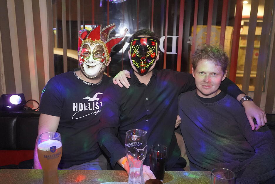 Blutig oder mit Maske: Bei der Halloween-Shuttleparty in Öhringen haben sich die Gäste in Kostüme geschmissen.