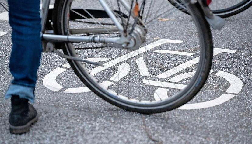 Neuralgische Stellen sollen f&uuml;r Radler in Weinsberg sicherer werden. So sollen Piktogramme, wie hier auf dem Symbolbild, Autofahrer sensibilisieren.