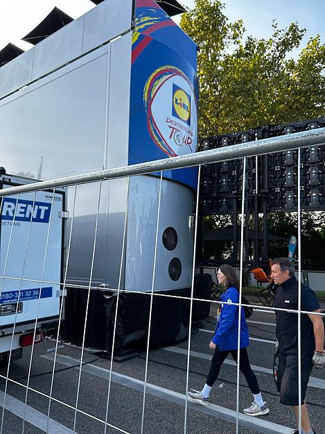 Die Aufbauarbeiten kurz vor dem Ziel an der Heilbronner Theresienwiese laufen am Donnerstagmorgen noch. Die Radprofis der Deutschland-Tour werden hier kurz vor 17 Uhr erwartet. Die Aufbauarbeiten kurz vor dem Ziel an der Heilbronner Theresienwiese laufen am Donnerstagmorgen noch. Die Radprofis der Deutschland-Tour werden hier kurz vor 17 Uhr erwartet.