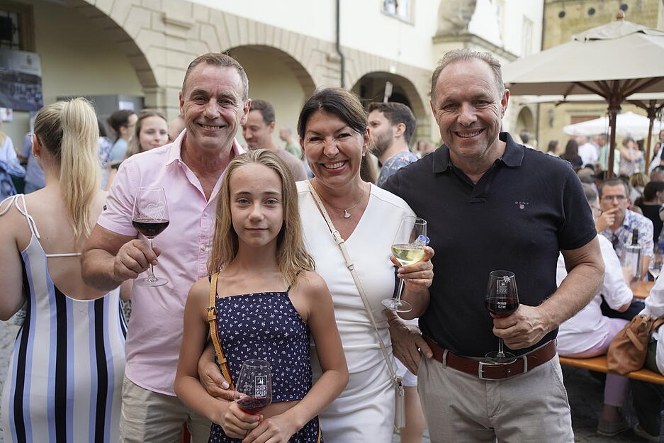 Das Hohenloher Weindorf in Öhringen lockt jährlich zehntausende Besucher an. Viel los war auch am Samstag. Das Hohenloher Weindorf in Öhringen lockt jährlich zehntausende Besucher an. Viel los war auch am Samstag.