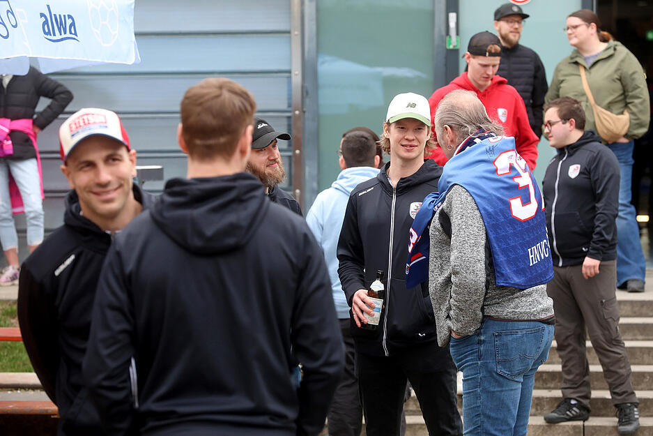 Zahlreiche Fans feiern mit den Heilbronner Falken den Saisonabschluss bei der traditionellen Hocketse.