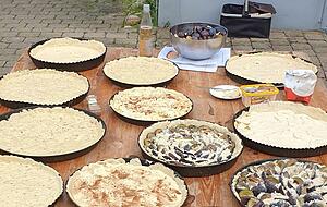Zwetschgen-, Rahm- oder Zwiebelkuchen: Wenn einmal im Jahr das Feuer brennt, wird so viel gebacken, dass alle Gäste satt werden.
Foto: privat Zwetschgen-, Rahm- oder Zwiebelkuchen: Wenn einmal im Jahr das Feuer brennt, wird so viel gebacken, dass alle Gäste satt werden.
Foto: privat