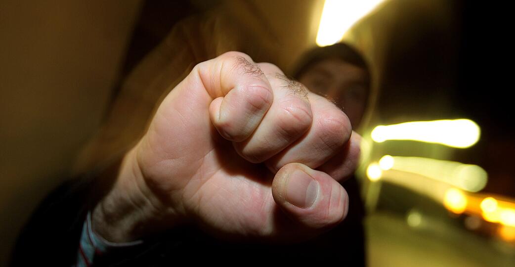 Ein 29-J&auml;hriger ist auf dem Nachhauseweg von einer Diskothek in Heilbronn-B&ouml;ckingen angegriffen worden.