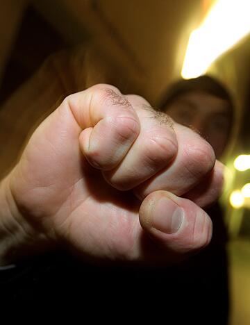 Ein 29-J&auml;hriger ist auf dem Nachhauseweg von einer Diskothek in Heilbronn-B&ouml;ckingen angegriffen worden.