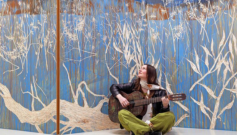 Ihre Landschaften auf Holz wirken wie ausgewaschene Fresken mit geschnitzten Ornamenten: Nicole Bianchet, bildende K&uuml;nstlerin und Musikerin.