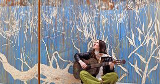 Ihre Landschaften auf Holz wirken wie ausgewaschene Fresken mit geschnitzten Ornamenten: Nicole Bianchet, bildende K&uuml;nstlerin und Musikerin.