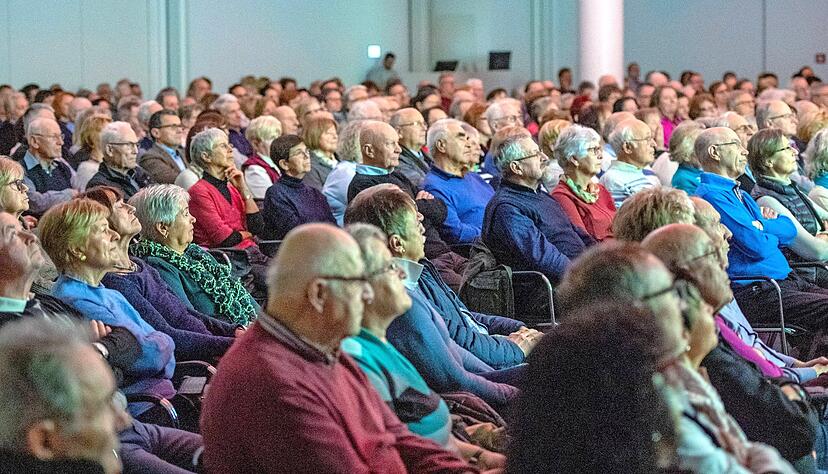 Aufmerksame Zuhörer: Der Saal unter der Pyramide der Kreissparkasse Heilbronn war auch bei der 39. Ausgabe der Abendvorlesung wieder voll besetzt. Eine Reihe von Fragen ging zu Cannabis ein.