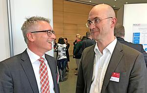 Heilbronner unter sich: Burkard Lippert, Chef der HNO-Klinik am Gesundbrunnen (links) mit Lars Bullinger von der Charité. Foto: Blass Heilbronner unter sich: Burkard Lippert, Chef der HNO-Klinik am Gesundbrunnen (links) mit Lars Bullinger von der Charité. Foto: Blass